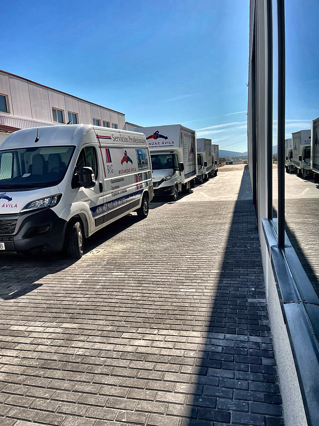 Camiones de mudanzas en Ávila preparados para salir