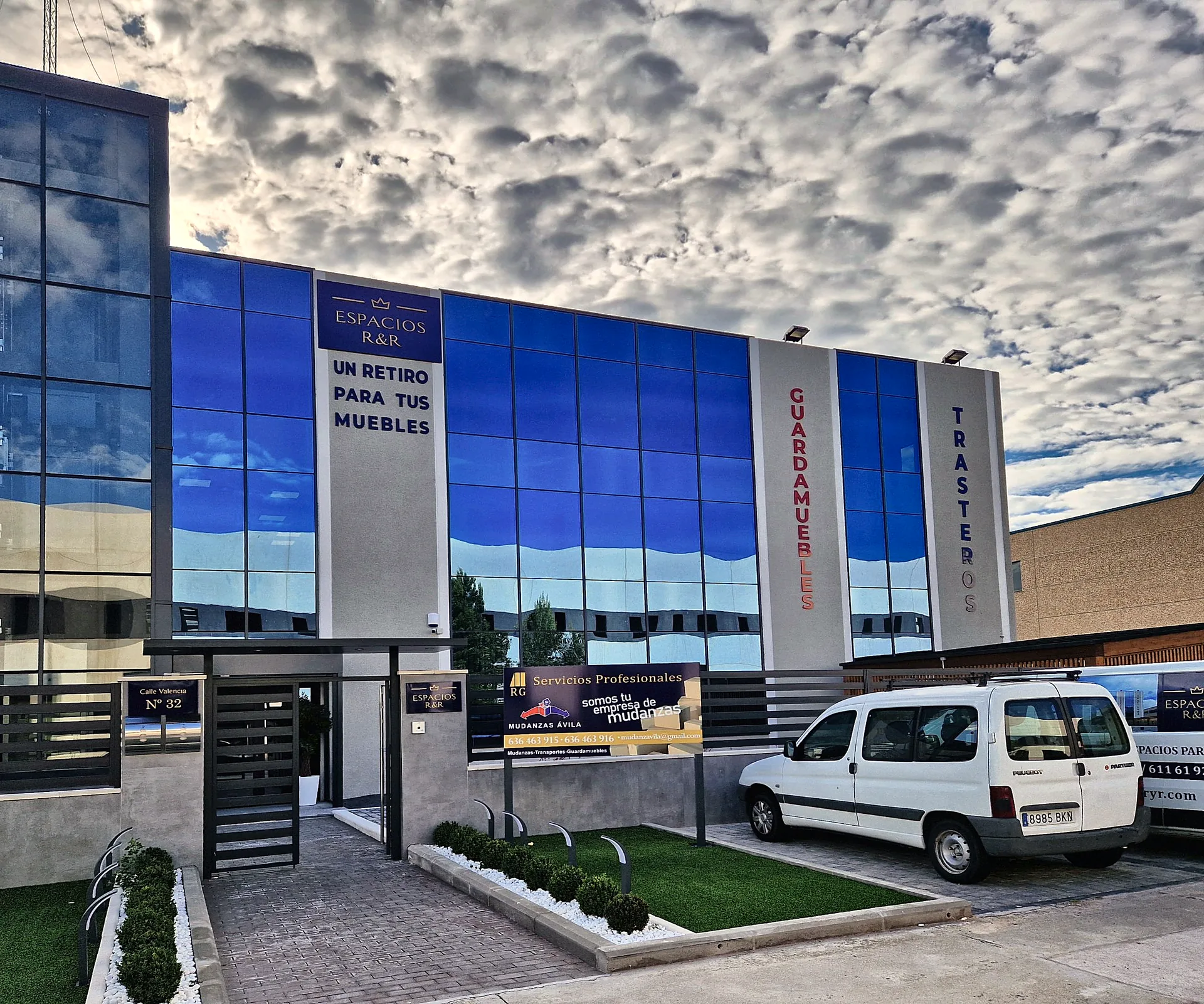 Fachada de las instalaciones de guardamuebles y trasteros en Ávila